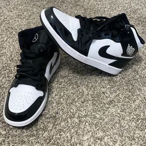 Jordan 1 Mid Black and white with Carbon Fiber size 10.5